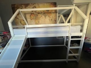 Cama alta infantil con tobogán