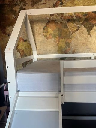 Cama alta infantil con tobogán