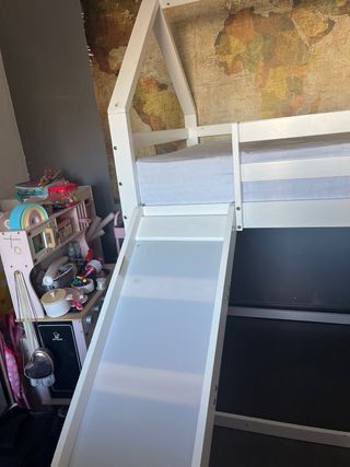 Cama alta infantil con tobogán