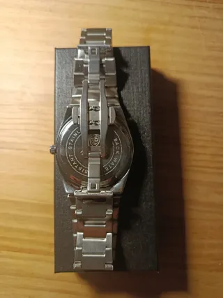 Reloj de pulsera plateado con cara azul electrico
