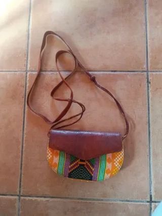 Bolsos/ mochilas hippies con bordados y coloridas