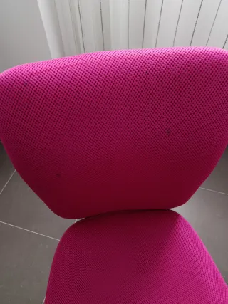 Silla de oficina rosa y negra