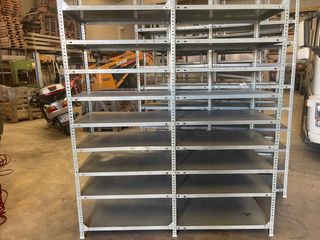 Estantería metálica gris