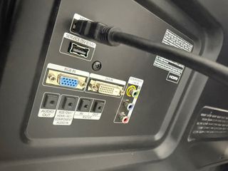 Monitor 46” HD con soporte de pared