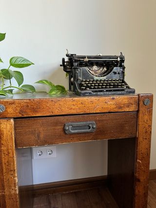Escritorio antiguo de madera
