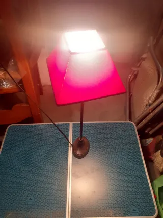 Lámpara de mesa tela roja y metal