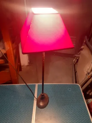 Lámpara de mesa tela roja y metal