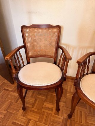 Sillas coloniales de madera con brazos (pareja)