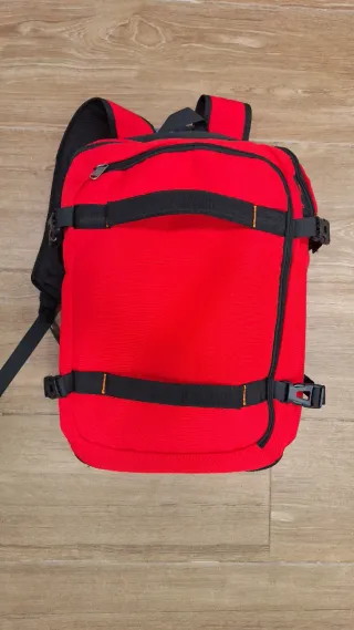 Mochila de viaje roja