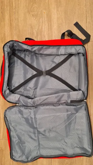 Mochila de viaje roja