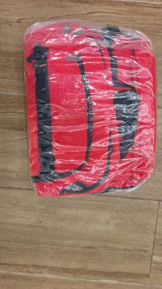 Mochila de viaje roja