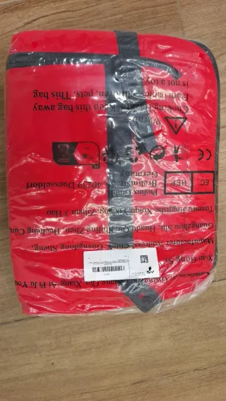 Mochila de viaje roja