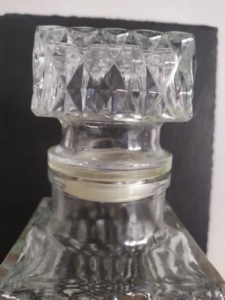 Botella de cristal tallado