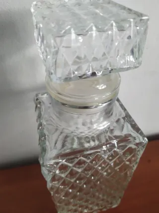 Botella de cristal tallado