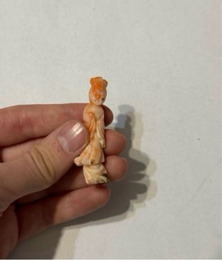 Antica statuetta cinese in corallo