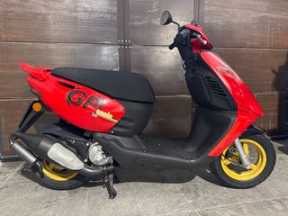 Aprilia Sonic Scooter Roja y Negra