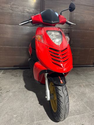 Aprilia Sonic Scooter Roja y Negra