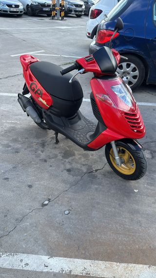Aprilia Sonic Scooter Roja y Negra