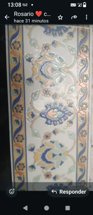 Azulejos de cerámica con relieve floral
