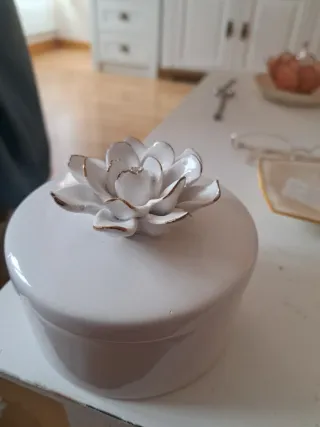 Joyero blanco con flor dorada
