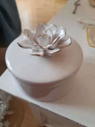 Joyero blanco con flor dorada