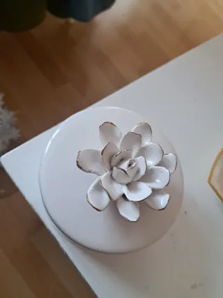 Joyero blanco con flor dorada