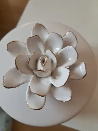 Joyero blanco con flor dorada