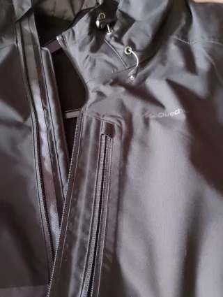 Abrigo de montaña gris y negro