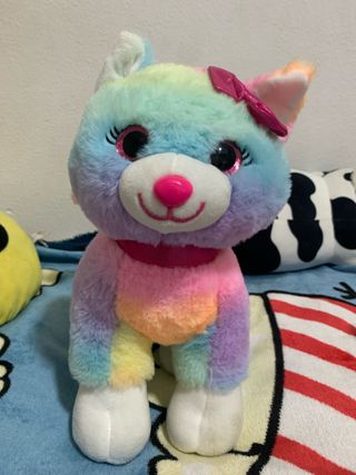 Peluche Gato Arcoíris con Lazo Rosa