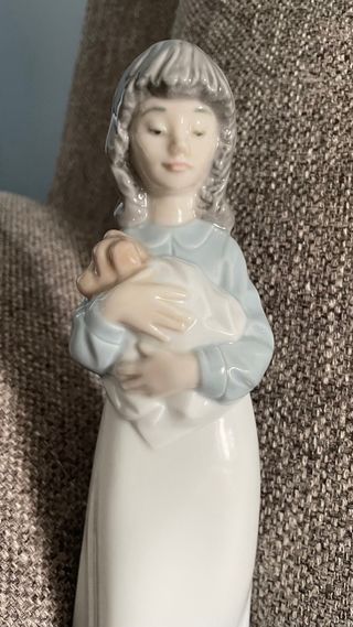 Nao Lladro Ragazza con cucciolo