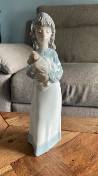 Nao Lladro Ragazza con cucciolo