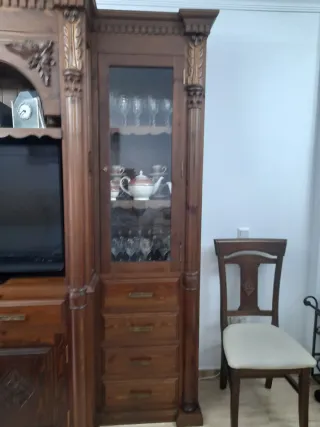 Precio negociable.Salon completi con 2 mesas,una d