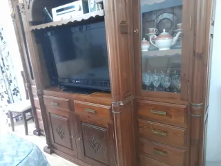 Precio negociable.Salon completi con 2 mesas,una d