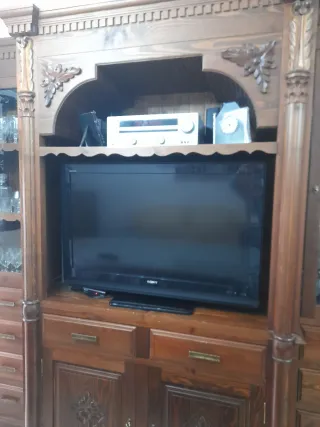 Precio negociable.Salon completi con 2 mesas,una d