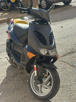 Aprilia SR 50cc Scooter Roja y Negra