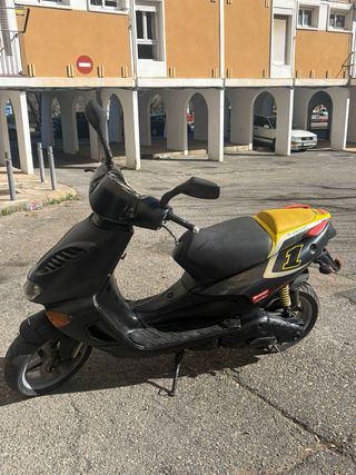 Aprilia SR 50cc Scooter Roja y Negra