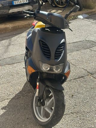 Aprilia SR 50cc Scooter Roja y Negra