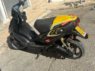 Aprilia SR 50cc Scooter Roja y Negra