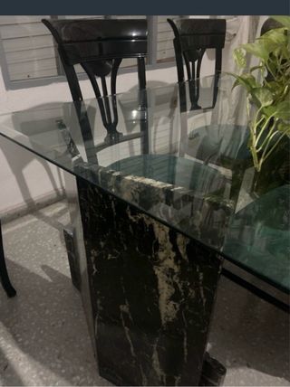 Mesa de cristal templado con soportes de mármol