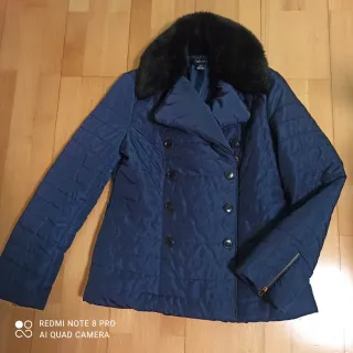 Chaqueta acolchada azul con cuello pelo