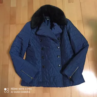 Chaqueta acolchada azul con cuello pelo