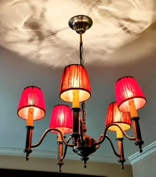 Araña 5 brazos pantallas tela roja