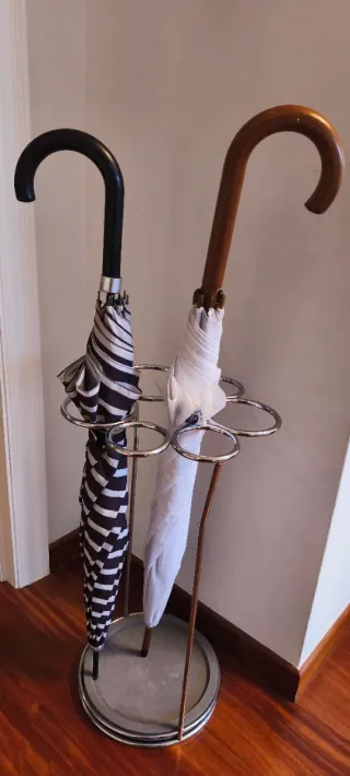 Paragüero diseño cromado. 55 cm alto. Radio 29 cm