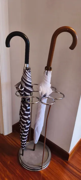 Paragüero diseño cromado. 55 cm alto. Radio 29 cm