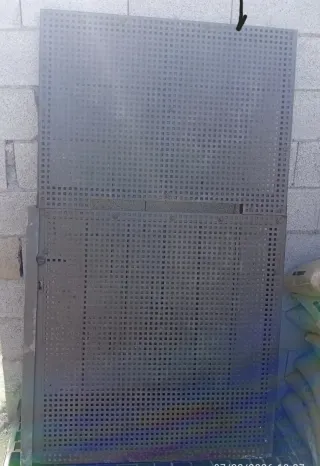 Puerta de hierro con rejas y diseño