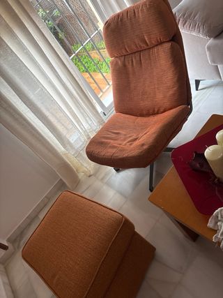 Sillón reclinable naranja con banqueta