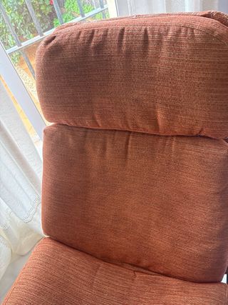 Sillón reclinable naranja con banqueta