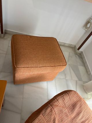 Sillón reclinable naranja con banqueta