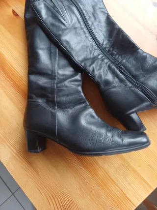 Botas altas con tacon de piel negra