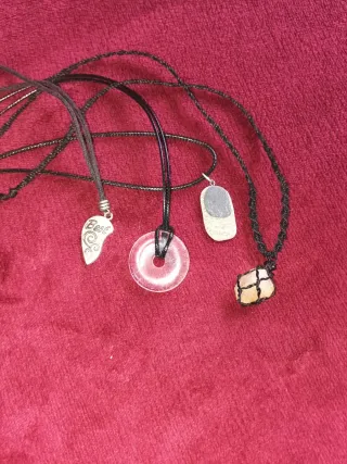 Lote de collares, llavero y anillo